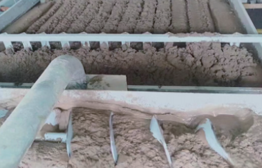 污泥脫水機與藥劑調配的關系?(圖1) 污泥脫水機與藥劑調配的關系?(圖1)