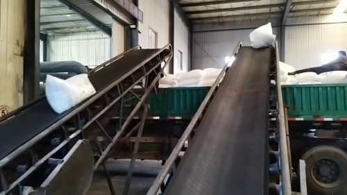 工廠內聚丙烯酰胺產品裝車,展示我們的產品線